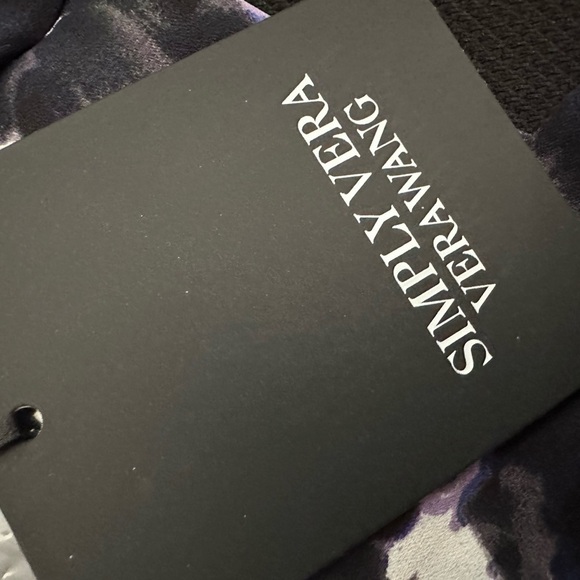 Simply Vera Wang Roll Tab Sleeves V-Neck NWT - Picture 6 of 7